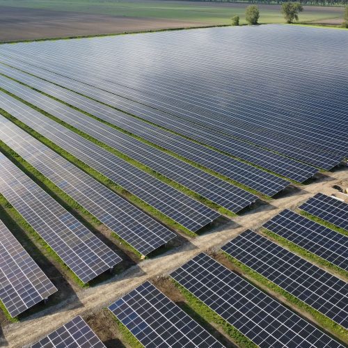 Eine Luftaufnahme eines Solarparks mit vielen Modulen von Photovoltaikanlagen.